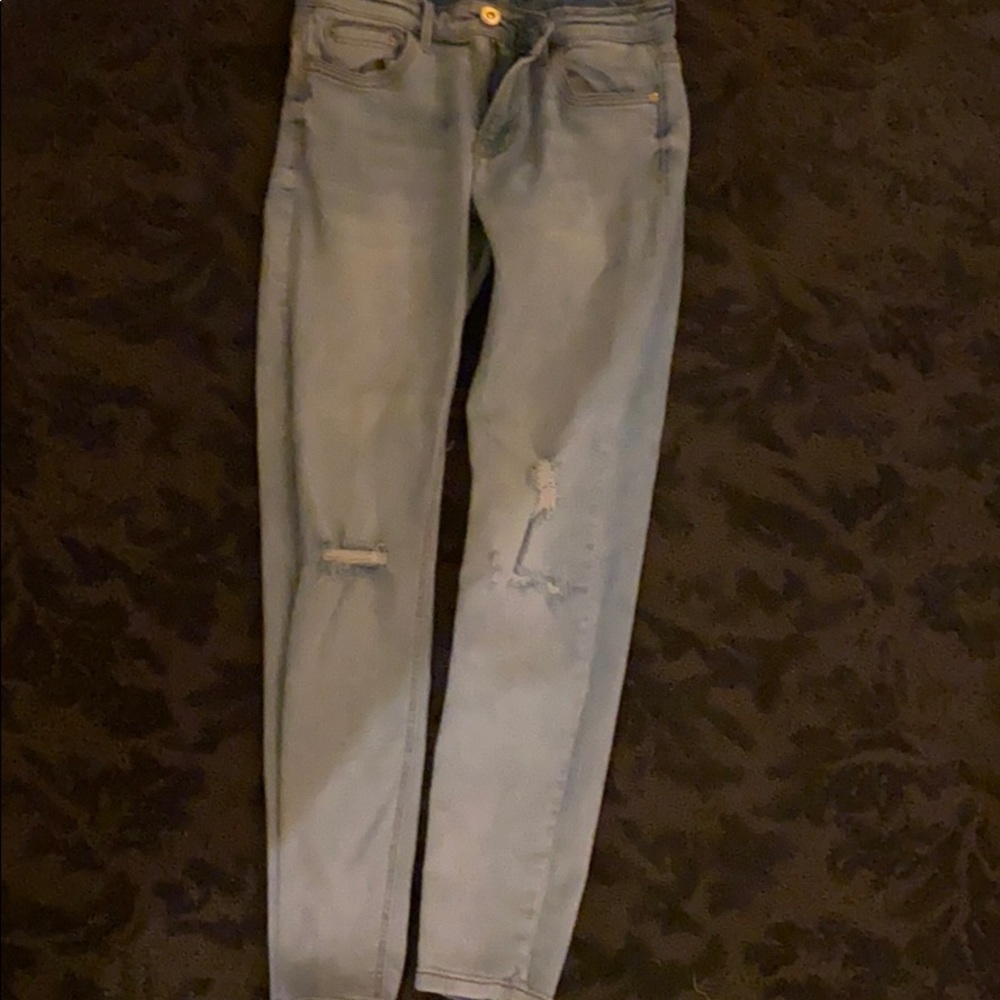 Light wash ripped skinny jeans!